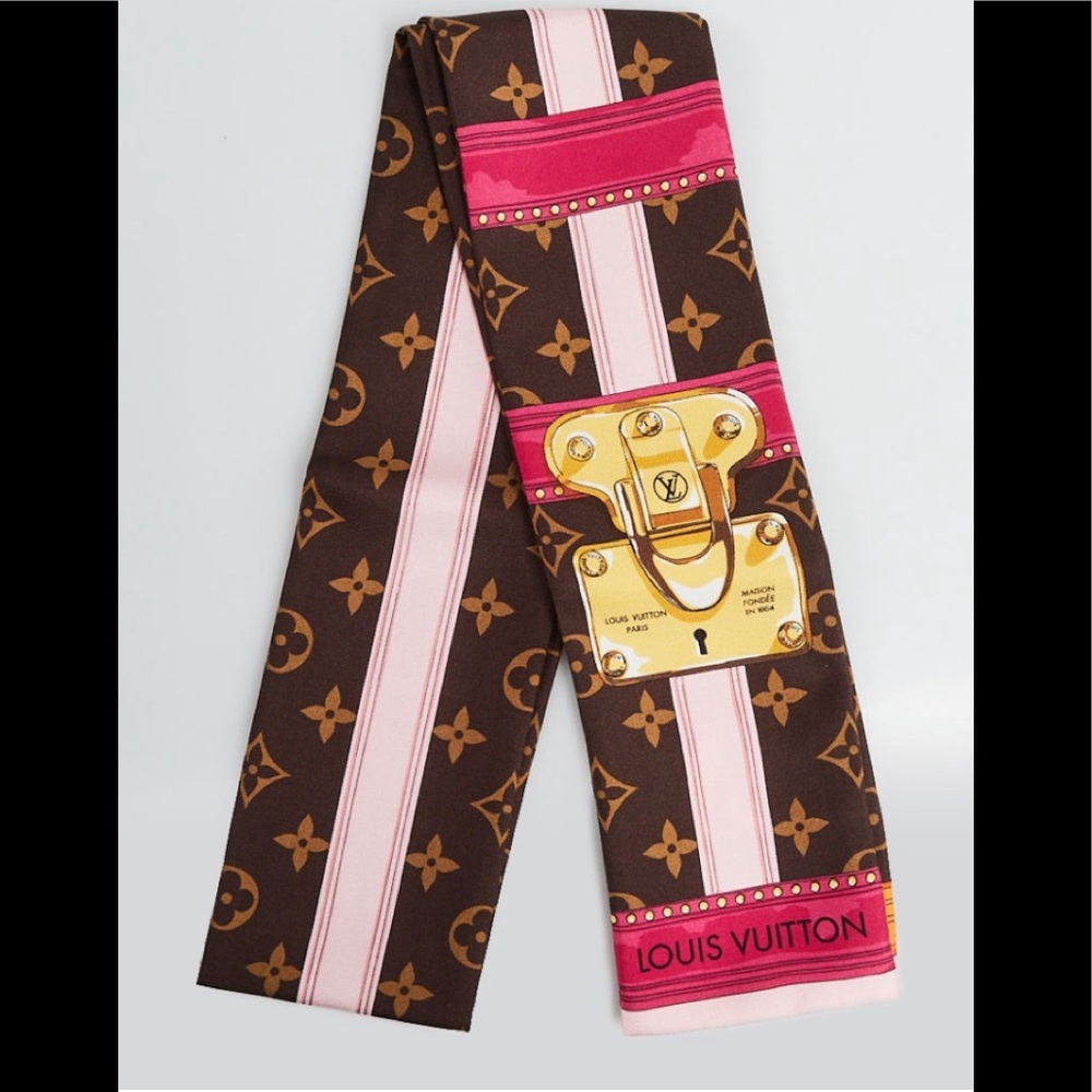 LOUIS VUITTON
Brown‎ Monogram Silk Summer Trunk Print Bandeau Scarf